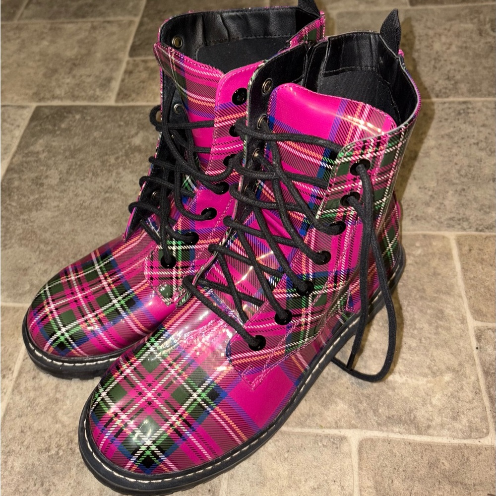 Betsey Johnson Pink Plaid Combat Boot Rain Gear SZ 8